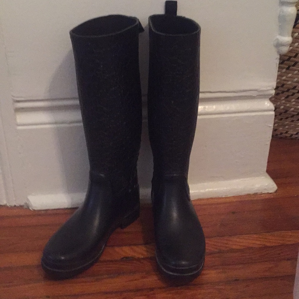 Kenneth Cole black textured rain boots